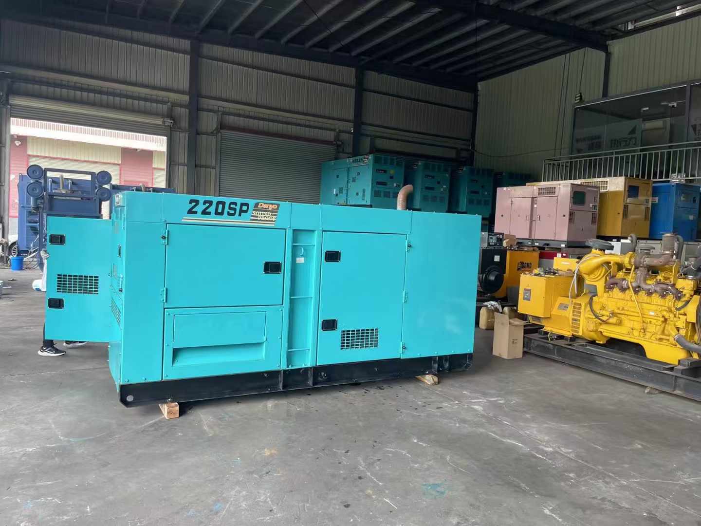 黎安镇柴油发电机组长期不间断运行时，如何监控其温度和压力？